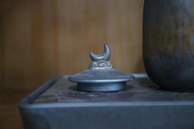 Moon theme ceramic tea canister – rustic storage jar for tea or spices_detialed view of the lid