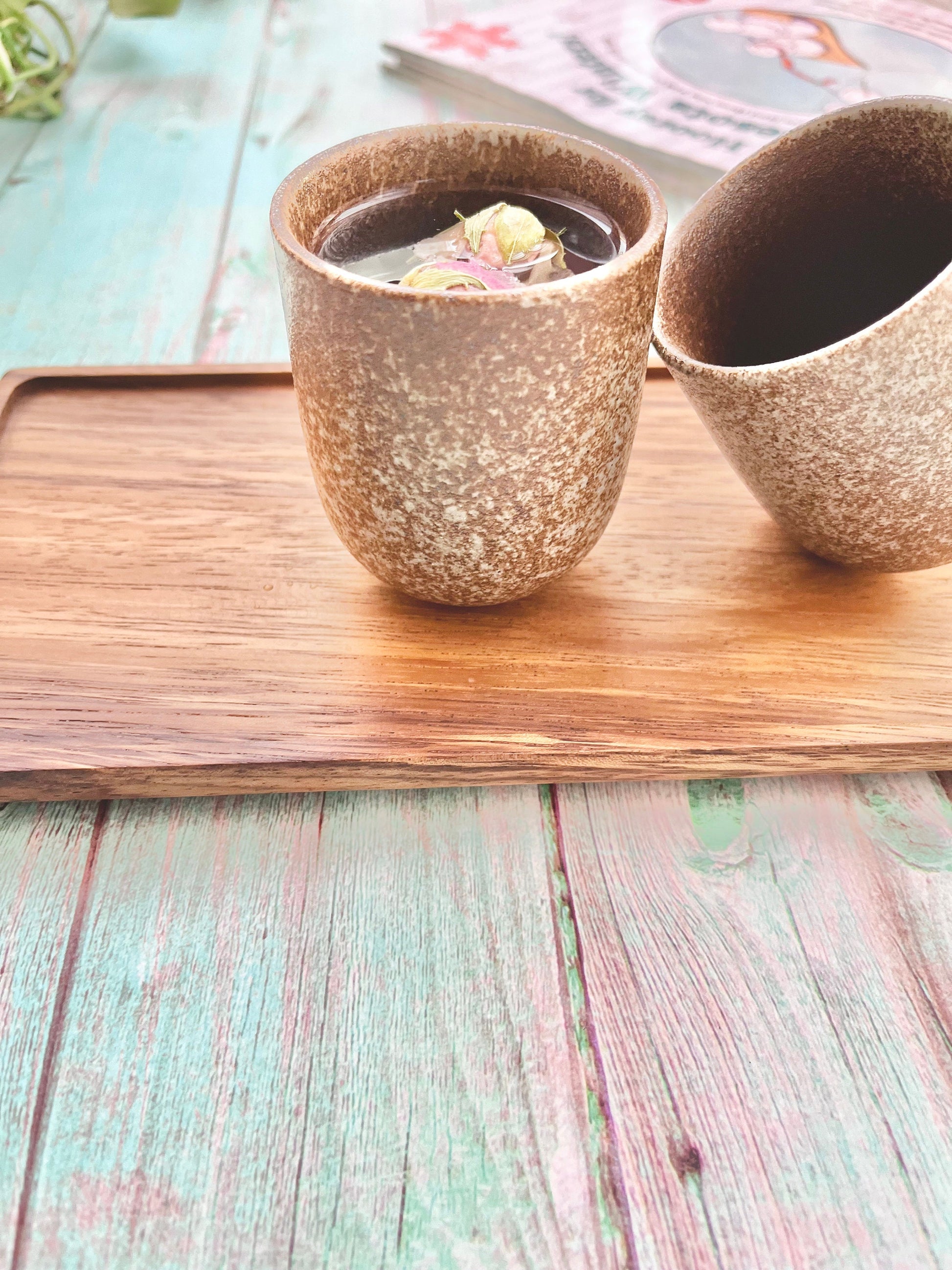 Pair of speckled ceramic tea cups in modern Japanese style, displayed together on wooden tray – Home Relax Studio